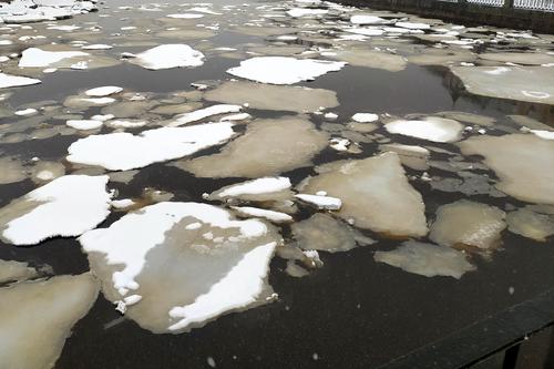 В Тверской области подростки провалились под лед, один из них погиб 