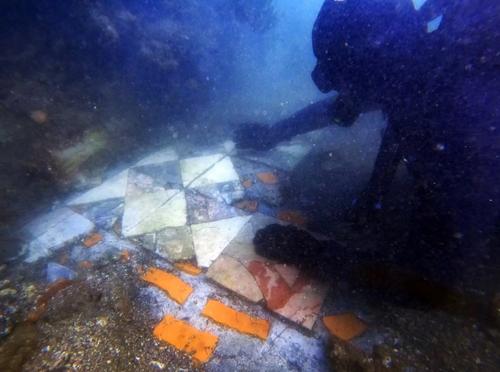 Инкрустированные мраморные полы найдены в затонувшей римской вилле в Байе