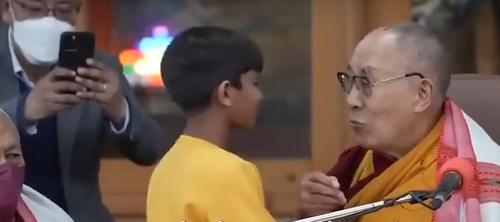 Духовный лидер Далай-лама на сцене попросил маленького мальчика пососать язык