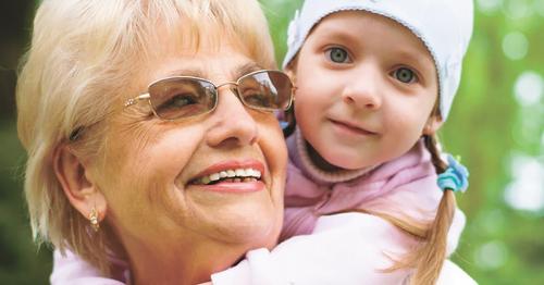 Бабушки и дедушки могут иметь «частично родительские» права