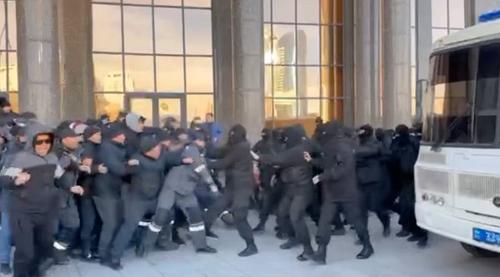 Казахстанцы снова выходят на улицы с протестами