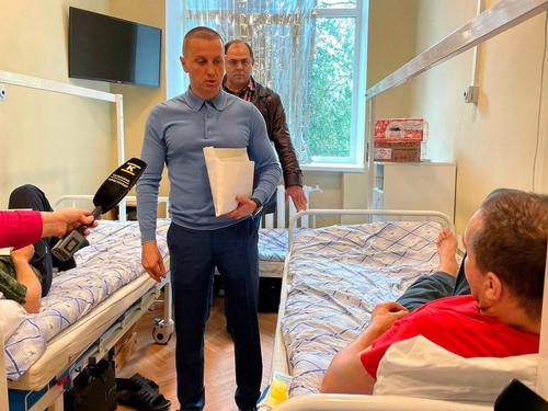 Краснодарские депутаты передали в военный госпиталь пасхальные куличи