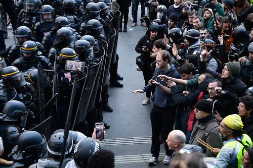 Во французском Лионе полиция применила для разгона демонстрантов слезоточивый газ