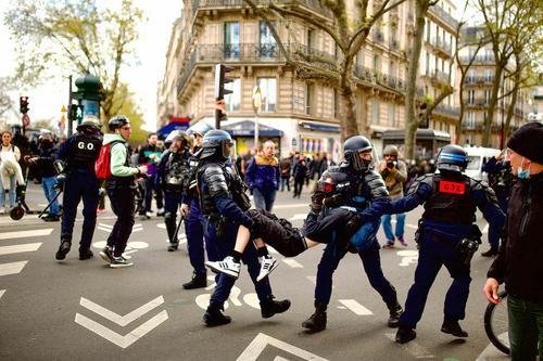Полиция в Париже применила слезоточивый газ, чтобы подавить хаотичные акции протеста