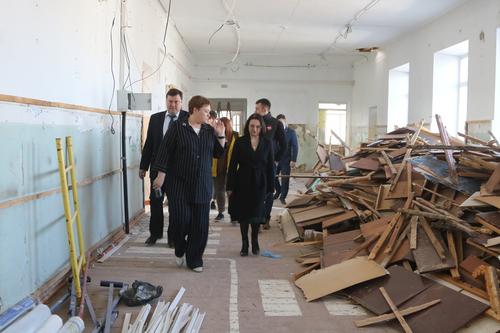 «Единая Россия» проверила ход капремонта в миасской школе №28
