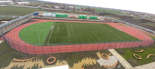 Школьный стадион в Знаменском оборудовали современным покрытием
