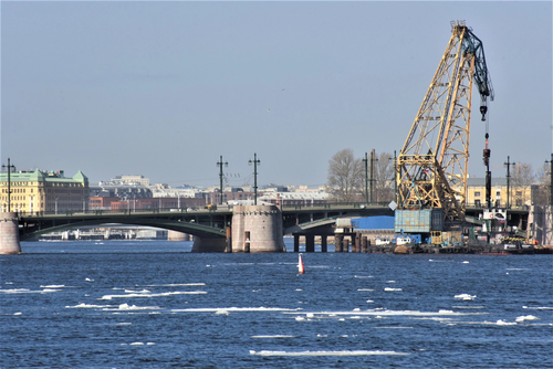 Временные опоры Биржевого моста в Петербурге не уберут до мая