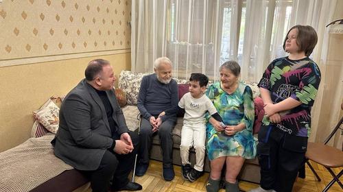Краснодарский депутат Зорик Садоян поздравил семью Авратинер с 65-летием брака