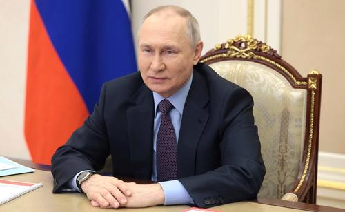 Путин в штабе «Днепр» поздравил военных с Пасхой и подарил им копию иконы, принадлежавшей одному из министров Российской империи 