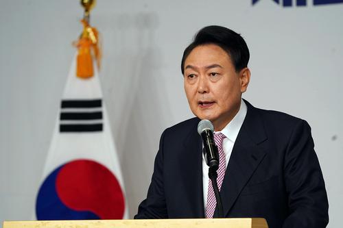 Президент Южной Кореи Юн Сок Ёль заявил, что Сеул может начать поставки вооружения на Украину при возникновении угроз населению