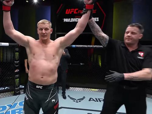 Россиянин Сергей Павлович одержал победу над американцем Кертисом Блейдсом в главном бое турнира UFC