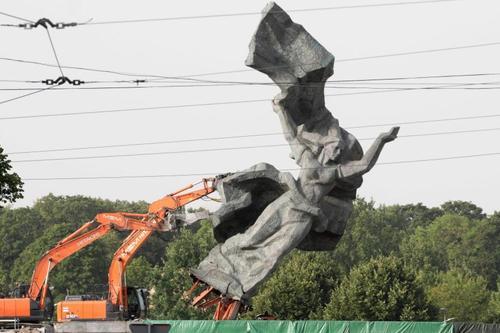 Националисты Латвии до сих пор боятся демонтированного памятника Освободителям Риги