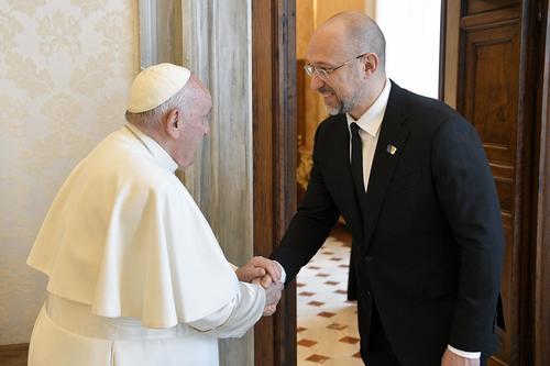 Шмыгаль попросил Папу Римского помочь в возвращении Украине детей, якобы увезенных в Россию