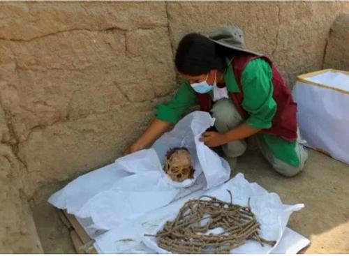 Археологи в Перу нашли тысячелетнюю мумию подростка, завернутую для сохранности