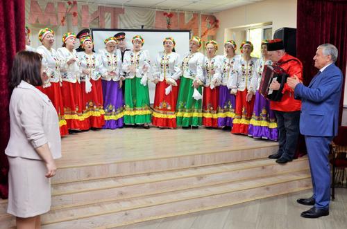 Артисты Краснодарского народного хора получили в подарок баян по спецзаказу