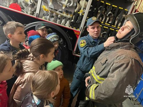 Хабаровские пожарные провели экскурсию для детей