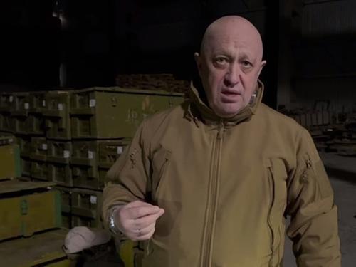 Пригожин показал завоеванный российскими бойцами в Соледаре склад оружия и заявил, что мог бы вооружить миллион человек