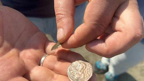 Древние монеты оказываются на поверхности с высыханием озера Изник в Турции