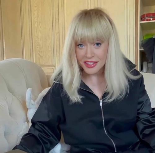 Помощница Пугачевой сообщила, что певица прилетела в Москву