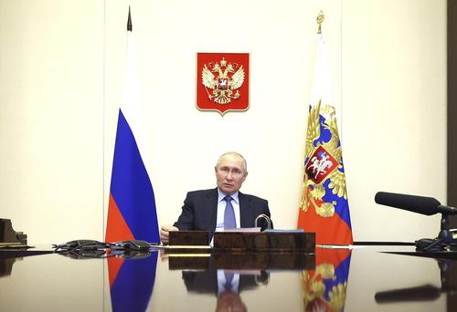 Песков, говоря о реакции Путина на атаку беспилотников, заявил, что президент РФ в сложных ситуациях всегда спокоен