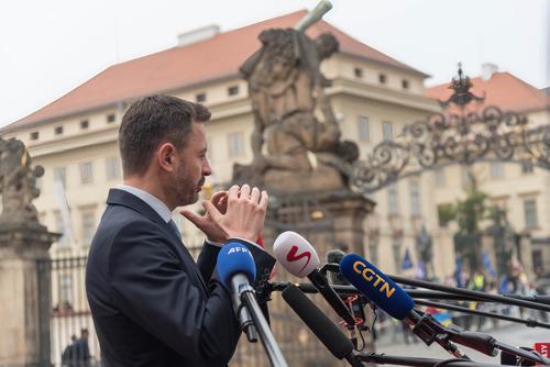 Премьер Словакии Эдуард Хегер в воскресенье объявил об отставке
