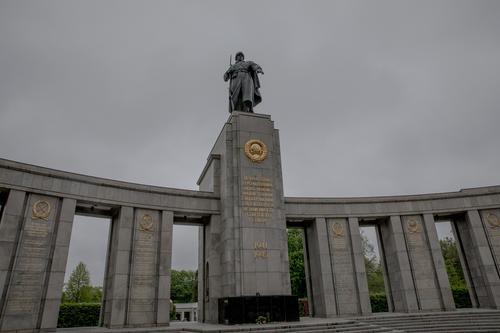 Суд Берлина отменил запрет на демонстрацию в столице Германии флагов России в День Победы 
