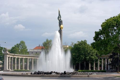 РИА Новости: более 200 человек пришли на памятную акцию возле Советского монумента в Вене