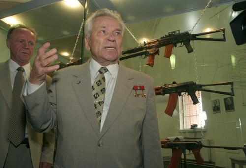 Как Ельцин подарил Калашникову наградной пистолет, а тот назвал презент позором