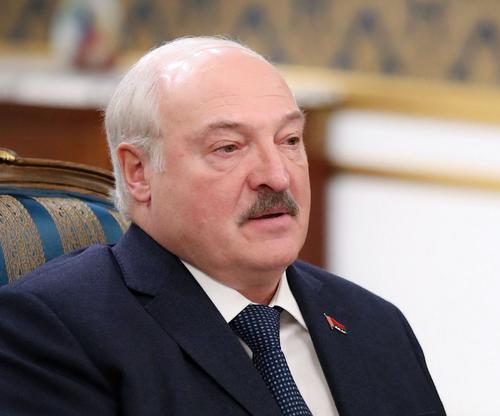Лукашенко в поздравлении Путину заявил о необходимости противостоять попыткам возрождения нацизма