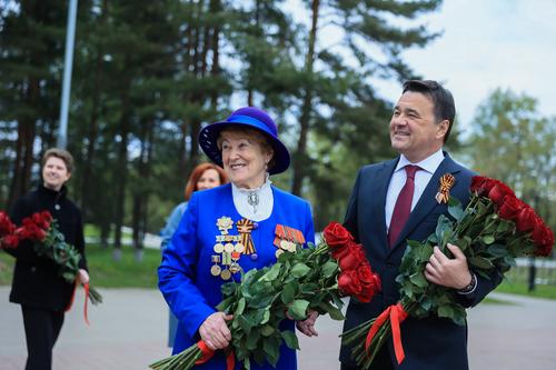 Андрей Воробьев с блокадницей Альвиной Борисовой возложил цветы к мемориалу «Воинам-сибирякам» под Истрой
