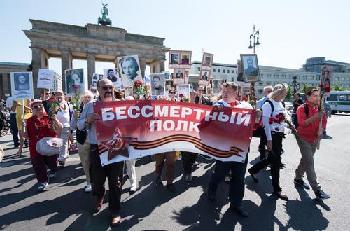 Сотрудники полиции Берлина несколько раз останавливали шествие «Бессмертного полка»