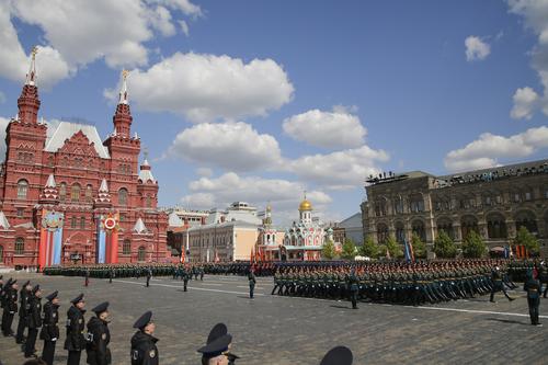 Рогов заявил, что отсутствие тяжелой техники на параде Победы в Москве объясняется ее необходимостью на фронте