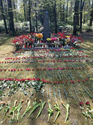 Жители Латвии целый день несут цветы к мемориалам и местам захоронений советских солдат