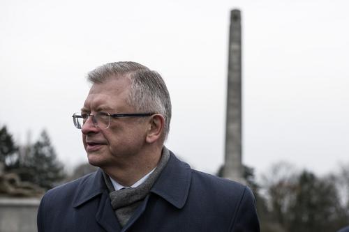 Агрессивная толпа преградила дорогу российскому послу Андрееву на кладбище в столице Польши, куда он прибыл для возложения цветов