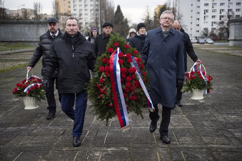 Посол Андреев сообщил, что не пострадал в результате действий агрессивной толпы, преградившей ему дорогу на кладбище в Варшаве 