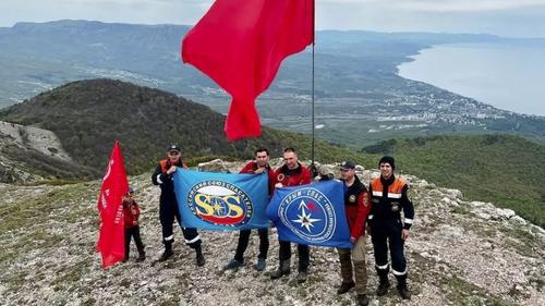 В Крыму в День Победы знамена установили на вершинах гор