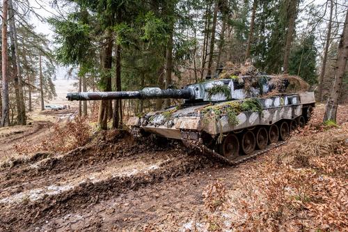 Польское постпредство при Евросоюзе сообщило, что Запад передал Киеву 575 танков и 28 самолетов