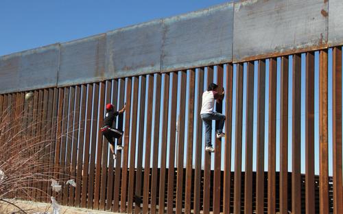 США усиливают охрану границ от мигрантов