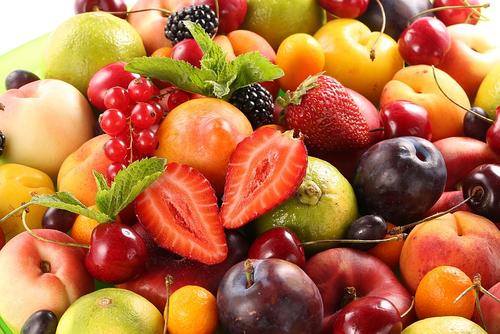 Фрукты и ягоды вне сезона их созревания не всегда полезны