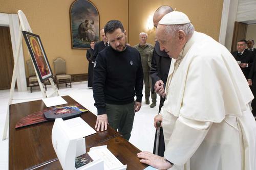 Издание Exxpress сообщило, что Зеленский нарушил несколько правил этикета на встрече с Папой Римским