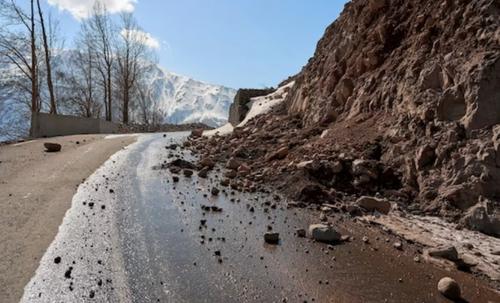 На федеральной трассе в Хабаровском крае обрушился грунт склона