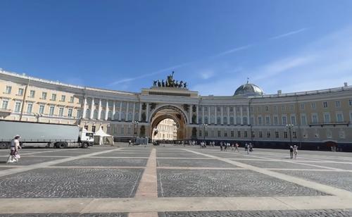 Гигантские воздушные шары высадились на Дворцовой площади