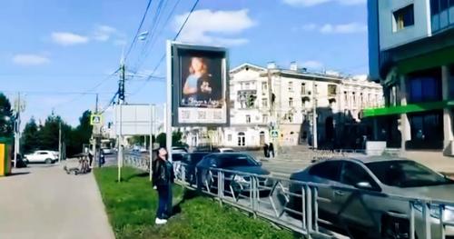 Центральные улицы Самары украсили фотопортретами жён участников СВО