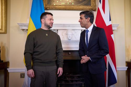 Пользователи Twitter назвали президента Украины Зеленского попрошайкой года после встречи в Лондоне с премьером Сунаком