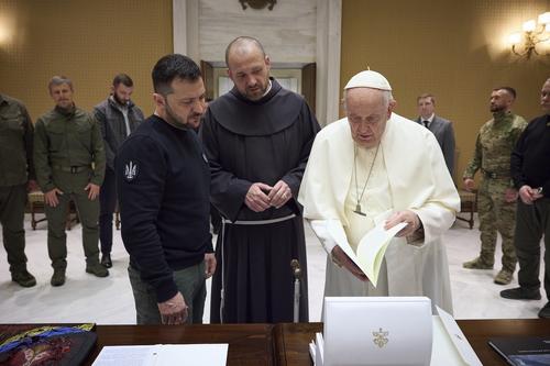 Il Fatto Quotidiano: глава Украины Зеленский преподнес Папе Римскому Франциску подарки, оскорбляющие христианскую веру