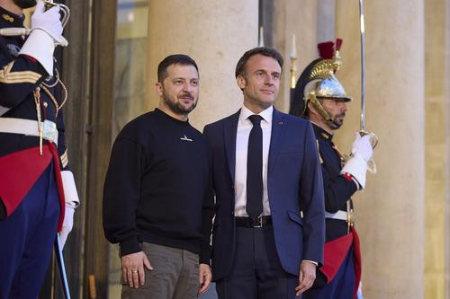 Посол Украины во Франции Омельченко потребовал извинений от телеканала RTL, сравнившего турне Зеленского по Европе с цирком-шапито