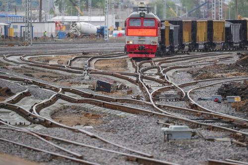 Задержки пассажирских поездов возможны из-за схода пяти вагонов грузового поезда с рельсов в Красноярском крае