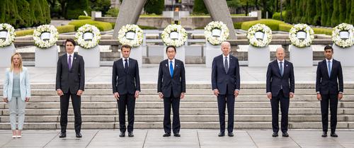 Лидеры стран G7 в Хиросиме возложили цветы к мемориалу жертвам атомной бомбардировки