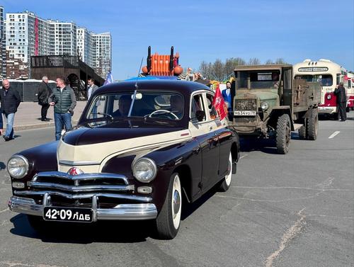 В Петербурге прошел парад раритетных автомобилей