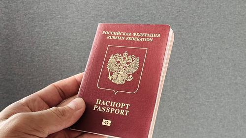 Депутаты Госдумы приняли закон об изъятии заграничных паспортов у россиян, которым ограничен выезд за границу